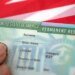 Нові правила отримання грін-карт: Трамп вимагає від заявників покинути США