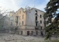 росіяни скинули авіабомбу на багатоповерхівку у Дружківці, є загибла і п'ятеро поранених