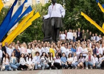 У Дніпрі одягнули пам’ятники: Шевченко та Поль знову у вишиванках