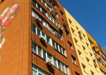 У Дніпрі ожив мурал Гапчинської, а маріупольська “дівчина” досі під сірою стіною