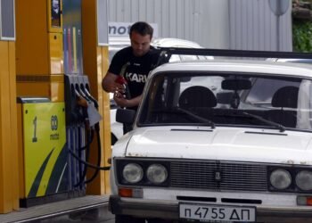 Бензин по талонам? На оккупированной территории Украины ограничили продажу горючего