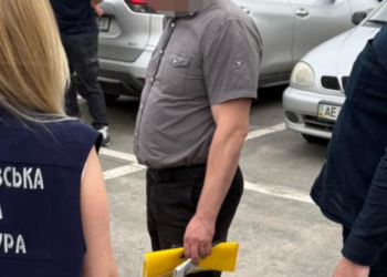 Хотів “захистити”, а потім погрожував: у Дніпрі затримали адвоката