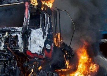 Вогонь після прильоту: у Дніпрі триває ліквідація наслідків російської атаки