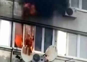 У Дніпрі спалахнула квартира: екстрені служби терміново евакуювали людей