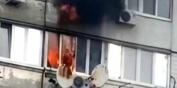 У Дніпрі спалахнула квартира: екстрені служби терміново евакуювали людей