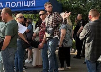 Влучання “шахеда” в будинок у Дніпрі: до поліції надійшло 110 заяв