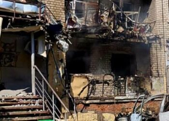У вогні перші й верхні поверхи: ворог атакував будинок на Дніпропетровщині