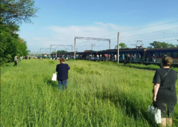 Зупинка в полі: евакуювали пасажирів потяга на Дніпропетровщині