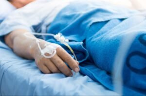 Ворожа атака по Дніпру: двом чоловікам уламками ракети відірвало частину голови