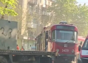 Транспортний збій у Дніпрі: трамвай зійшов з рейок, район паралізовано