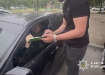 Самозванець у формі поліції: у Дніпрі спалахнув резонансний скандал