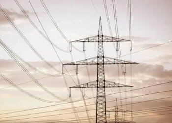 В Україні через обстріли частково знеструмлені шість областей, на Сумщині дроном поранено енергетика – Міненерго