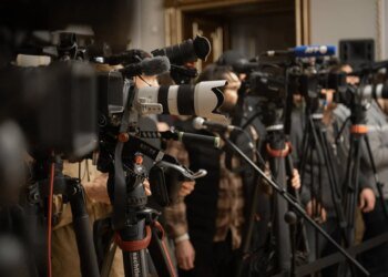 "Наша правда про війну і докази російських злочинів" – Зеленський поділився кадрами роботи журналістів
