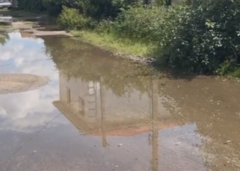 Вода з вулиці дійшла до будинків: у Дніпрі порвало водопровід