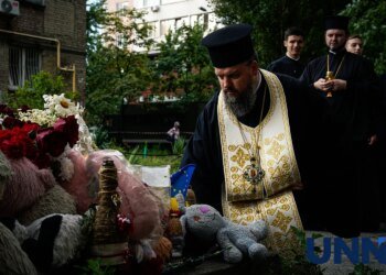 У Києві ченці провели молитву за загиблими біля зруйнованого будинку