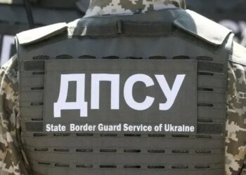 Прикордонник врятував картини художника з-під завалів у Часовому Яру