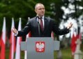 Президент Польщі Навроцький прагне законом заборонити червоно-чорний прапор УПА