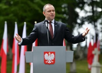 Президент Польщі Навроцький прагне законом заборонити червоно-чорний прапор УПА