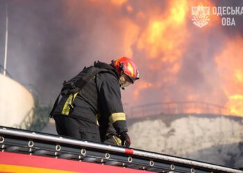На Одещині спалахнув резервуар з олією після атаки рф, пожежу ліквідували – ОВА