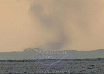Пожежі після прильотів у Криму фіксують на вокзалі у Керчі, на Арабатській стрілці і не тільки