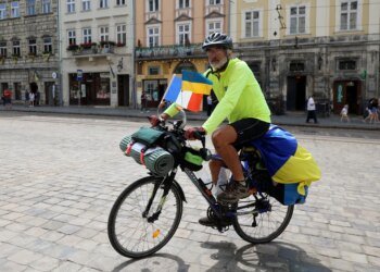 Французький інженер проїхав понад 2200 км велосипедом до Львова і передав листи підтримки Україні