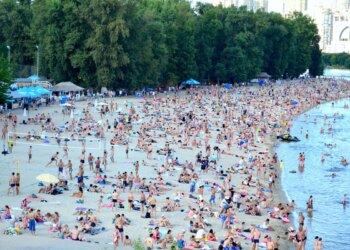 Де поплавати в Києві: добірка пляжів і басейнів для літнього дозвілля
