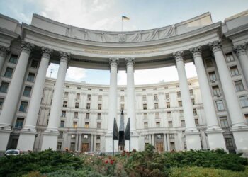 Восьмиметрового сталевого "Фенікса" встановили перед МЗС у Києві, фото