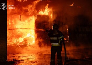 У Києві внаслідок ракетної атаки загинула людина, триває загроза нових ударів