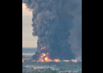 Зеленский подвел итоги ночных ударов: завод в Кирове, нефтяной объект и операция по логистике РФ