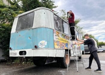 Вибухова хвиля знищила частину колекції: у Дніпрі повертають до життя легендарні авто