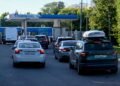 Воспитательный час на заправке. В РФ учителей “мобилизовали” успокаивать в очередях водителей