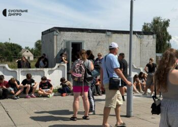 Потяг до Дніпра екстрено зупинили: пасажирів вивели через загрозу атаки