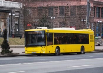 Общественный транспорт в Киеве курсирует с изменениями после атаки РФ: какие маршруты затронуло