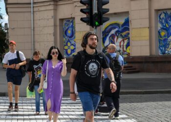 Пешеход еще не ступил на “зебру”: обязан ли водитель остановиться