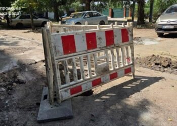 Люди жили серед ям та боялися дощу: у Дніпрі оновлюють занедбану вулицю