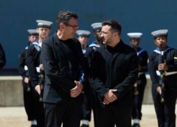 Зеленский встретился с новым премьером Британии на борту авианосца: Британия передаст Украине технологии РЭБ для защиты дронов