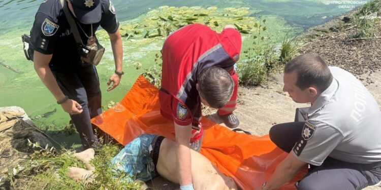 У Дніпрі чоловік стрибнув із мосту: його помітили патрульні