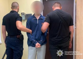 Підпалив військове та елітне авто: у Дніпрі затримали підлітка