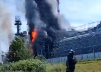 Дроны достали Тюмень в 2000 км от границы: НПЗ загорелся в день города