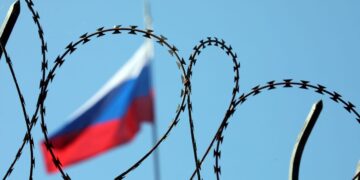 Новые санкции ЕС уже парализуют переводы денег из России за границу, – СМИ