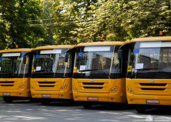 Нові автобуси для школярів Дніпропетровщині: які громади вже отримали