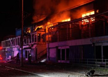 РФ атаковала ТЦ в Запорожье: возник масштабный пожар, есть пострадавшие