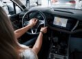 Можно ли сигналить медленно едущему впереди водителю: что позволяют ПДД