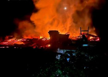 Вогонь після нічної атаки: ворог ударив по шести районах Дніпропетровщини