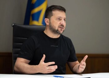 Зеленський заявив, що Україна не збирається відходити з Донбасу та залишати своїх людей