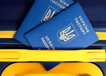 Податківці зможуть слідкувати за виїздами українців за кордон
