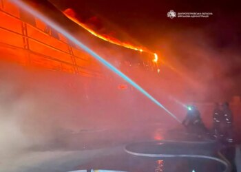 Масштабна пожежа спалахнула на складах з продуктами у передмісті Дніпра після атаки ворожого безпілотника