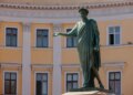 Значних пошкоджень не виявили – в Одесі обстежили пам’ятник Дюку де Рішельє після зняття захисту