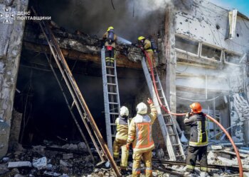 рф атакувала залізницю і торговий розподільчий центр на Полтавщині, повторно вдарила по рятувальниках