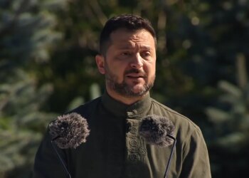 "Він з нами в моменти всіх перемог": Зеленський виступив у День Державного прапора України
